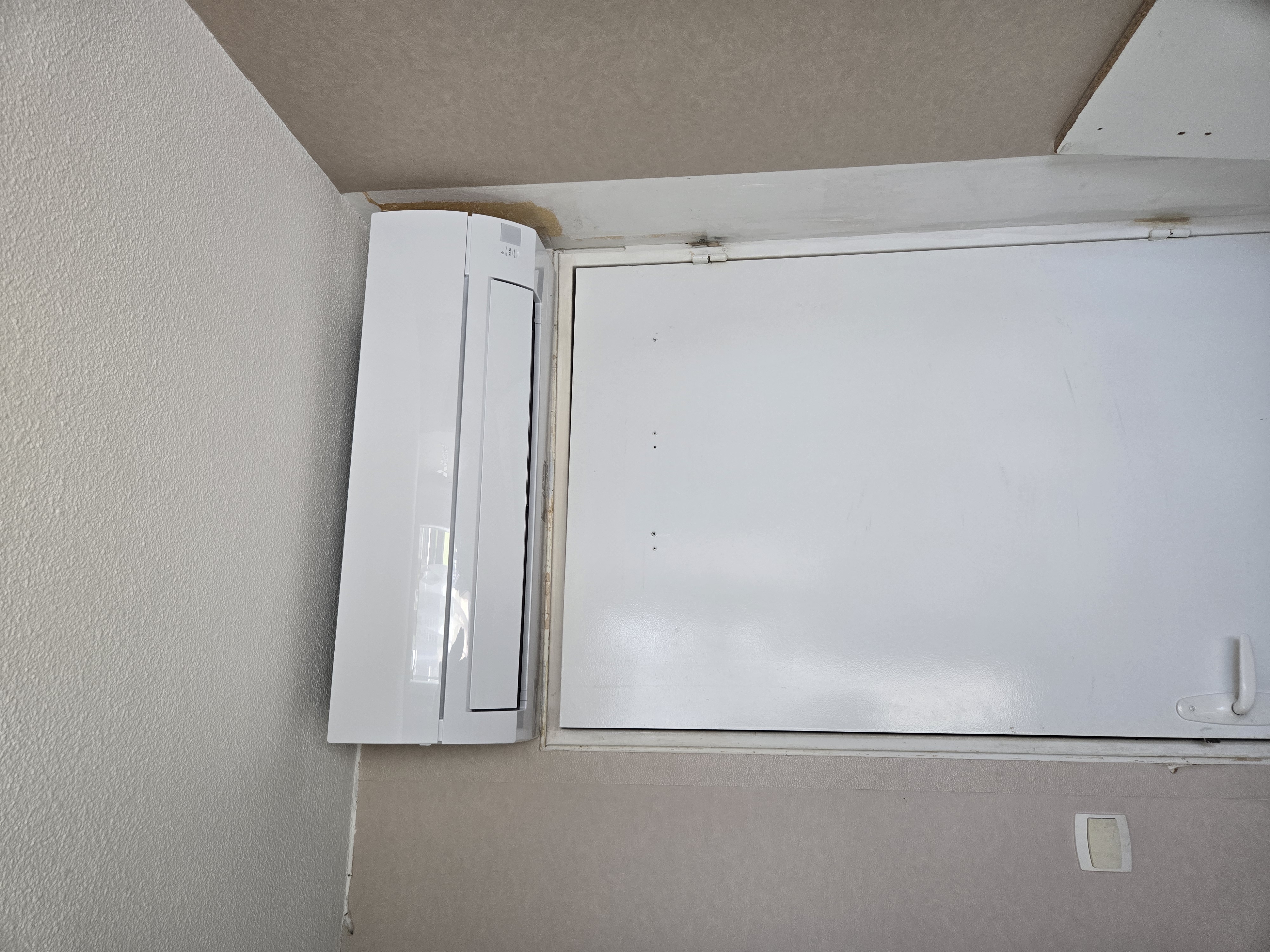 Climatisation Mitsubishi Electric dans une chambre à Nice – Clim & Chill